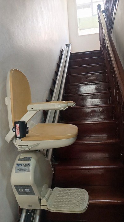 Silla salvaescalera instalada en escalera interior para acceso seguro– Grupo TECINI Perú
