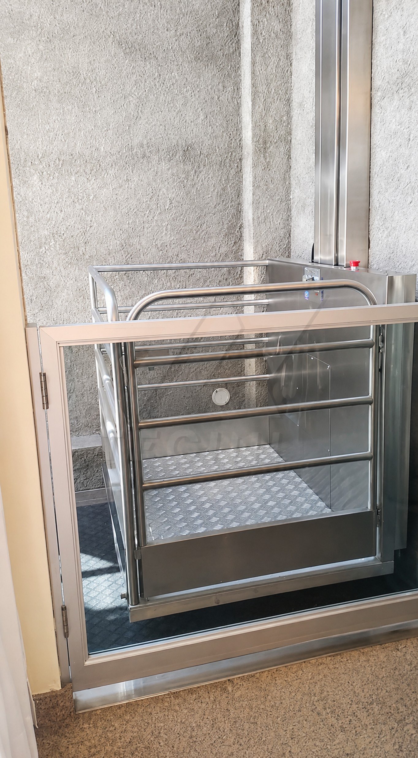 Elevador domiciliario para silla de ruedas TECINI instalado en Perú para mejorar la accesibilidad en viviendas.